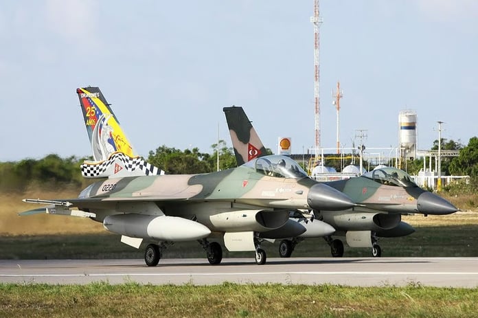 Venezuelalı F-16’lar ABD Donanması gemisinin yakınından uçtu