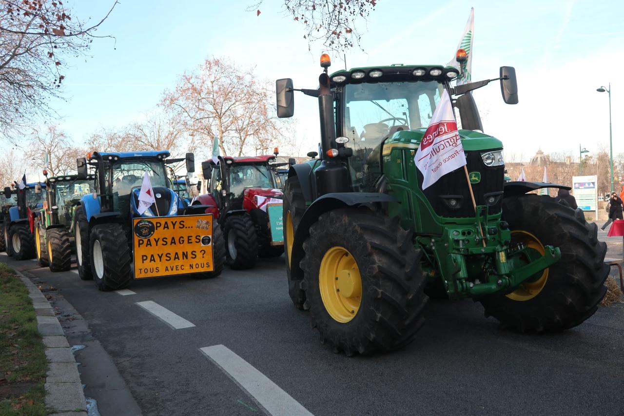 Paris'te çiftçiler traktörleriyle sokağa çıktı