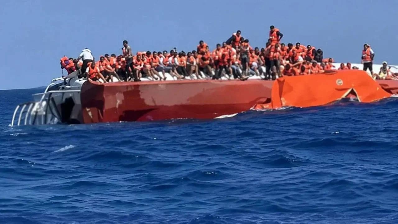 Geminin battığını fark edip yardıma koştu yaklaşık 100 kişiyi kurtardı
