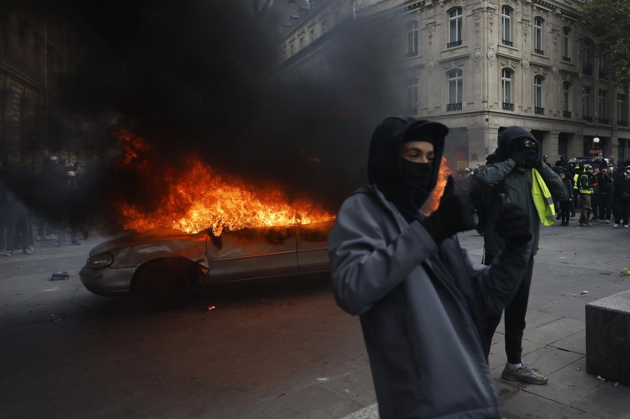 Paris'te sokaklar savaş alanına döndü