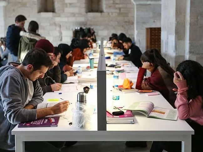 Üniversite kapıları yeniden açılıyor: Yeni öğrenci affı modelinde "yarı süre" dönemi