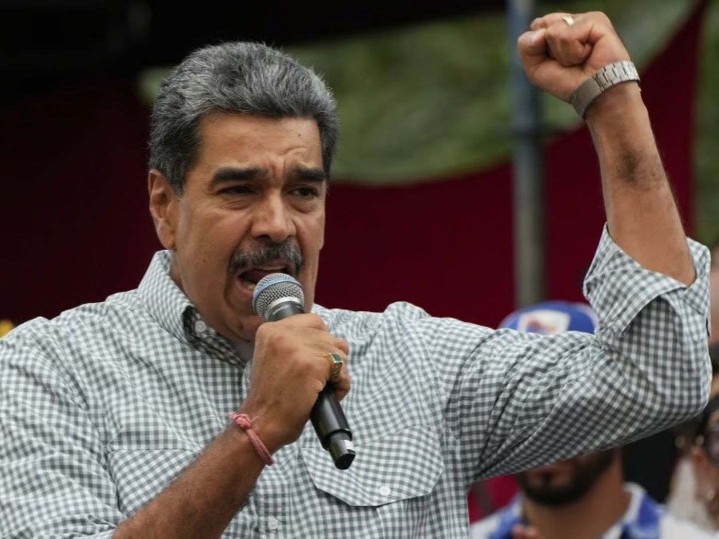 ABD'nin tehdit ettiği Venezuela'da Maduro'dan 4,5 milyon milise çağrı