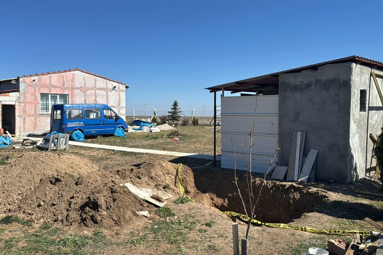 Küçük kız babasının bahçesinde ölü bulundu