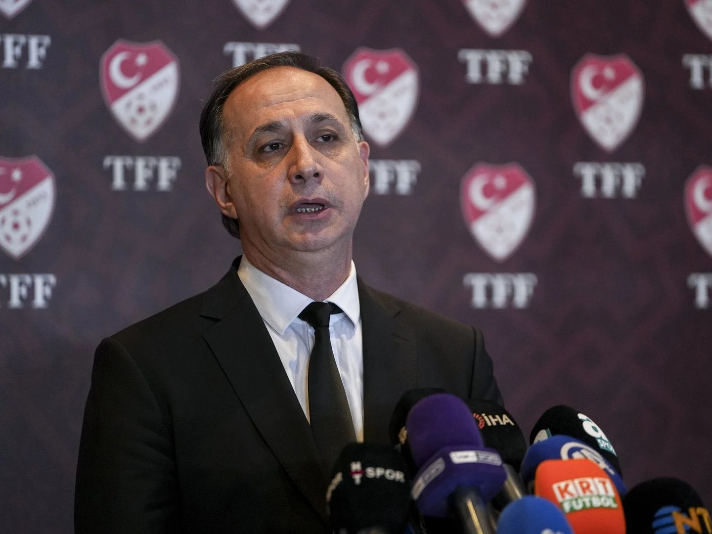 Türk futbolunda yeni dönem başlıyor, MHK Başkanı açıkladı: Hakemlere yaka kamerası, VAR kayıtları ve 8 saniye kuralı