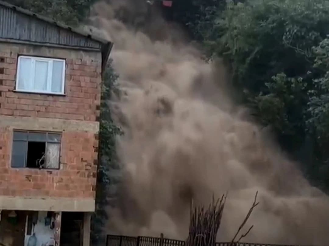 Şiddetli sağanak sele ve heyelana yol açtı