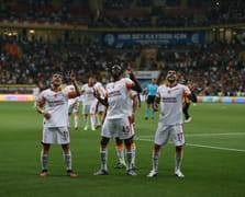 Galatasaray şampiyonluk sezonundaki iştahını koruyor: 14 maçtır kaybetmeyen sarı kırmızılı ekip deplasmanda coştu