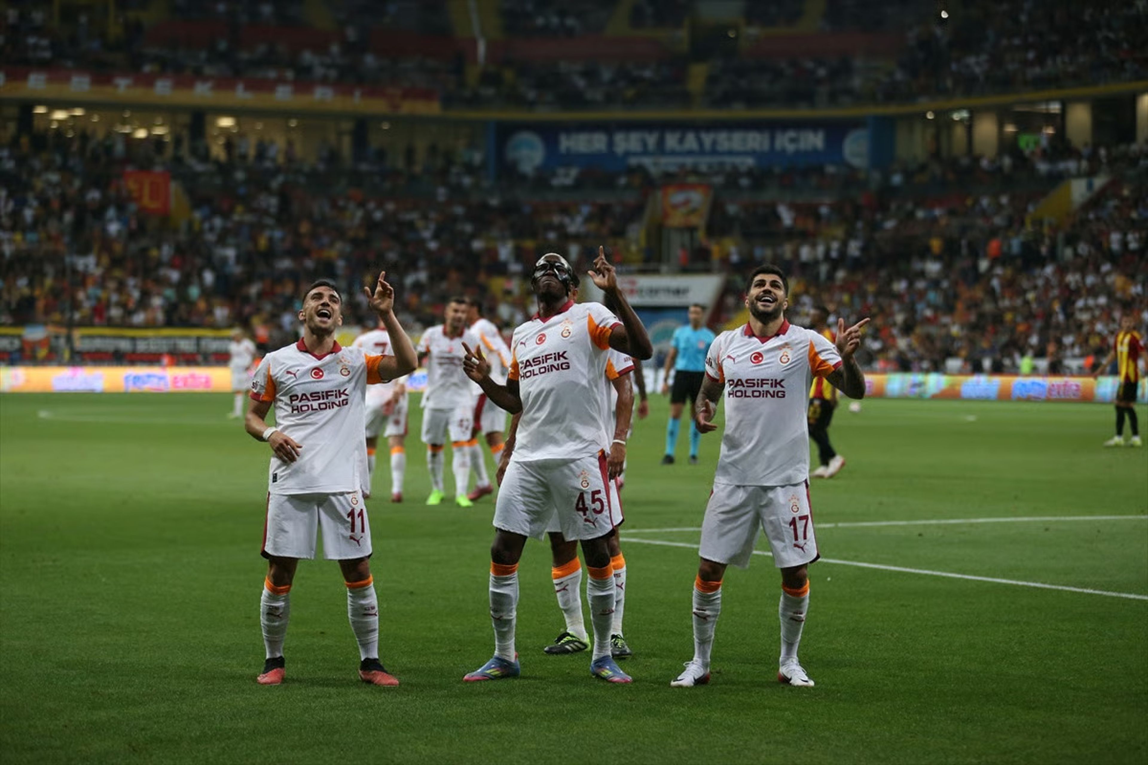 Galatasaray şampiyonluk sezonundaki iştahını koruyor: 14 maçtır kaybetmeyen sarı kırmızılı ekip deplasmanda coştu