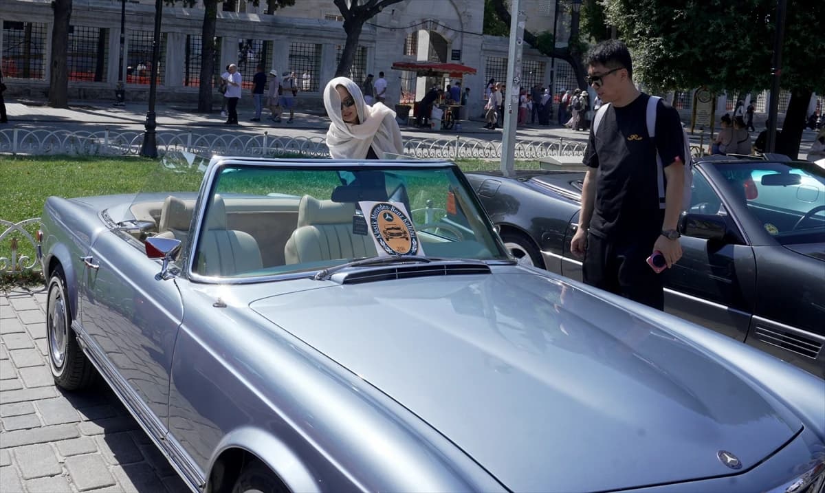 Sultanahmet Meydanı zamana meydana okuyan otomobillerle süslendi