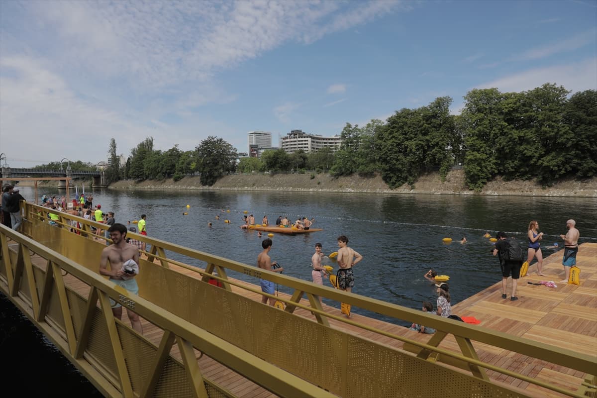 Paris'teki Seine Nehri 100 yıl sonra yüzmeye açıldı