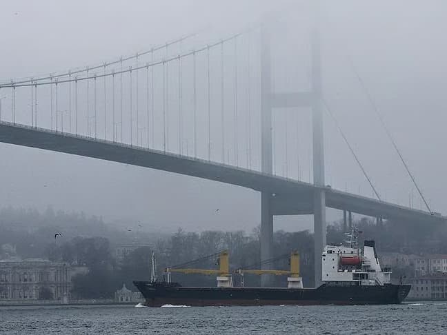 İstanbul Boğazında dev gemi arızalandı