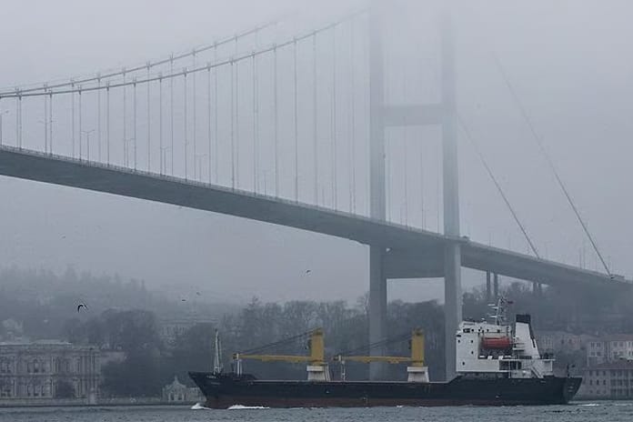 İstanbul Boğazı'nda kargo gemisi arızası: Gemi trafiği tekrar açıldı