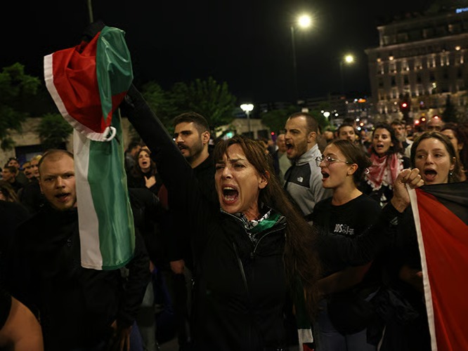 İsrail'in saldırdığı Sumud Filosu'na destek için binlerce kişi sokaklara akın etti