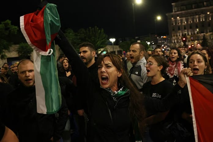 İsrail'in saldırdığı Sumud Filosu'na destek için binlerce kişi sokaklara akın etti