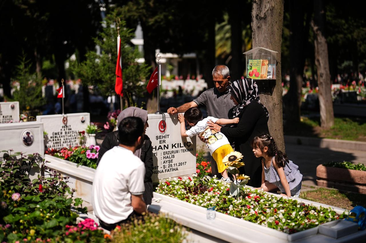 Bayramın birinci gününde şehit yakınları Edirnekapı Şehitliği'ne gitti