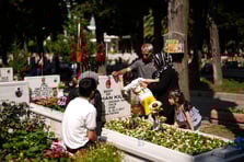 Bayramın birinci gününde şehit yakınları Edirnekapı Şehitliği'ne gitti