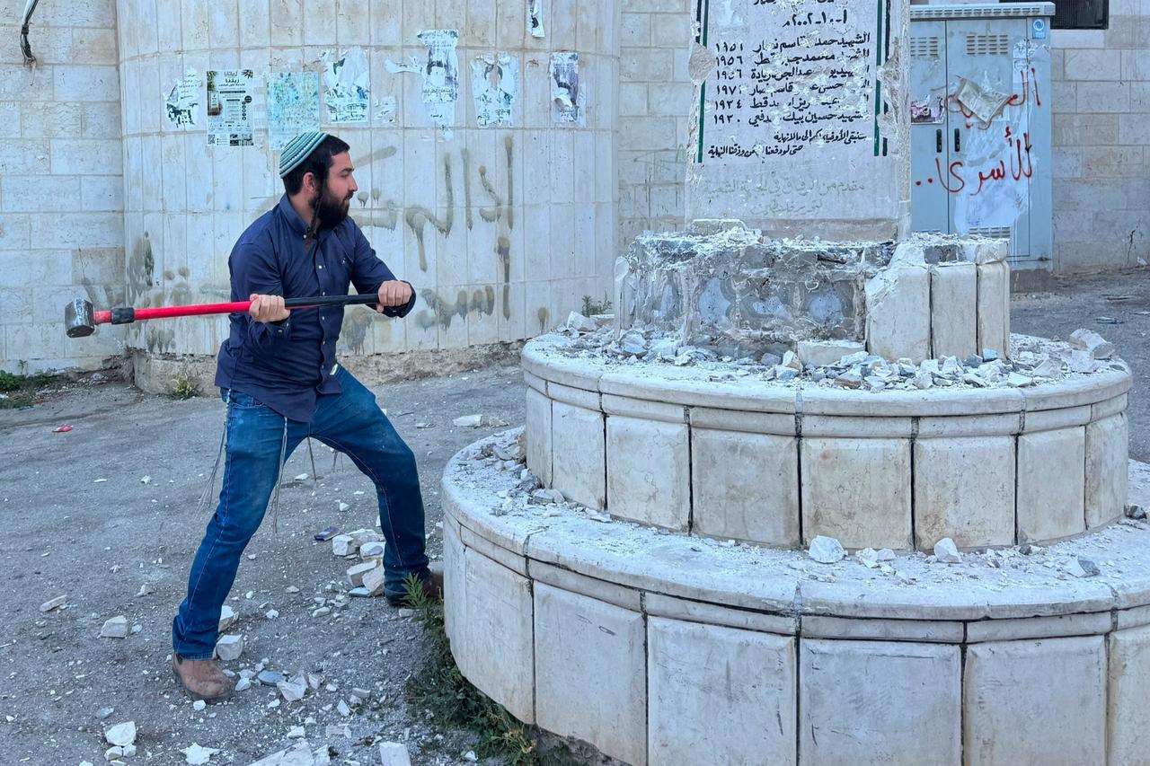 İsrail Milletvekili'nden Şehitler Anıtı'na saldırı