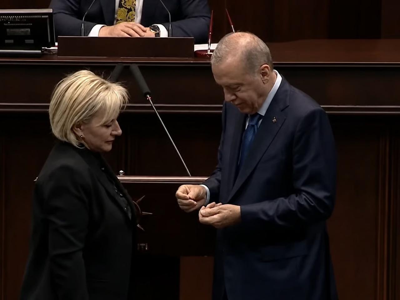 CHP'den istifa eden Nimet Özdemir AK Parti'ye katıldı 