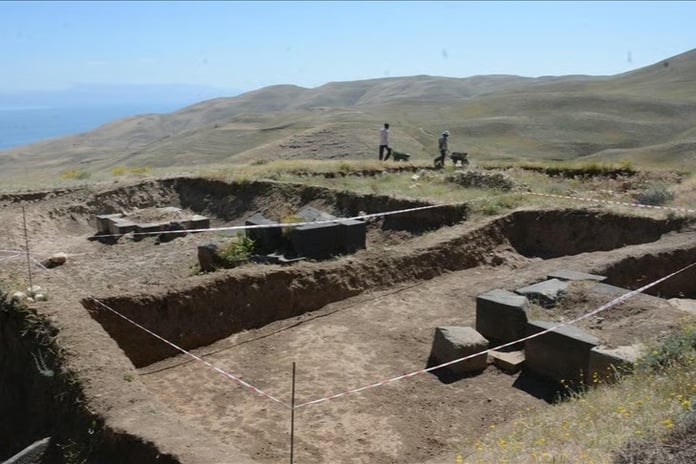 2 bin 700 Yıllık Urartu Kalesi'nde 49 tane fil ayağı bulundu