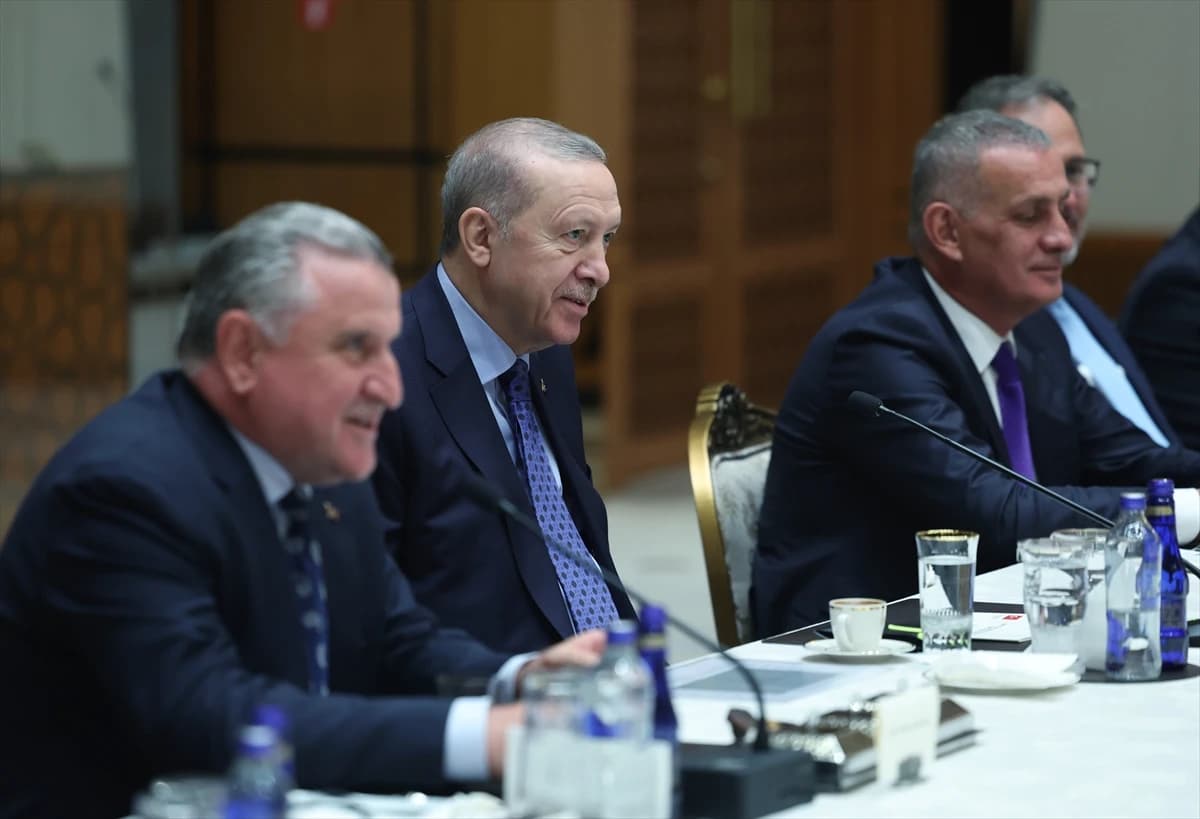 Cumhurbaşkanı Erdoğan, Süper Lig’e yükselen takımları Külliye'de ağırladı