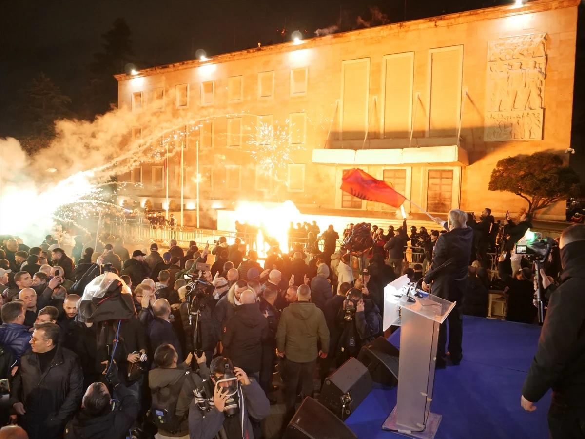 Arnavutluk'ta hükümet karşıtı protestolar patlak verdi