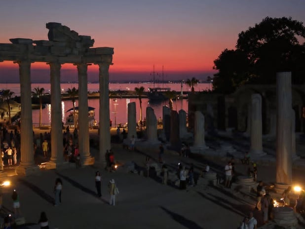 Gece müzeciliği devam ediyor: Galata, Side ve Efes’te ışıklar sönmüyor