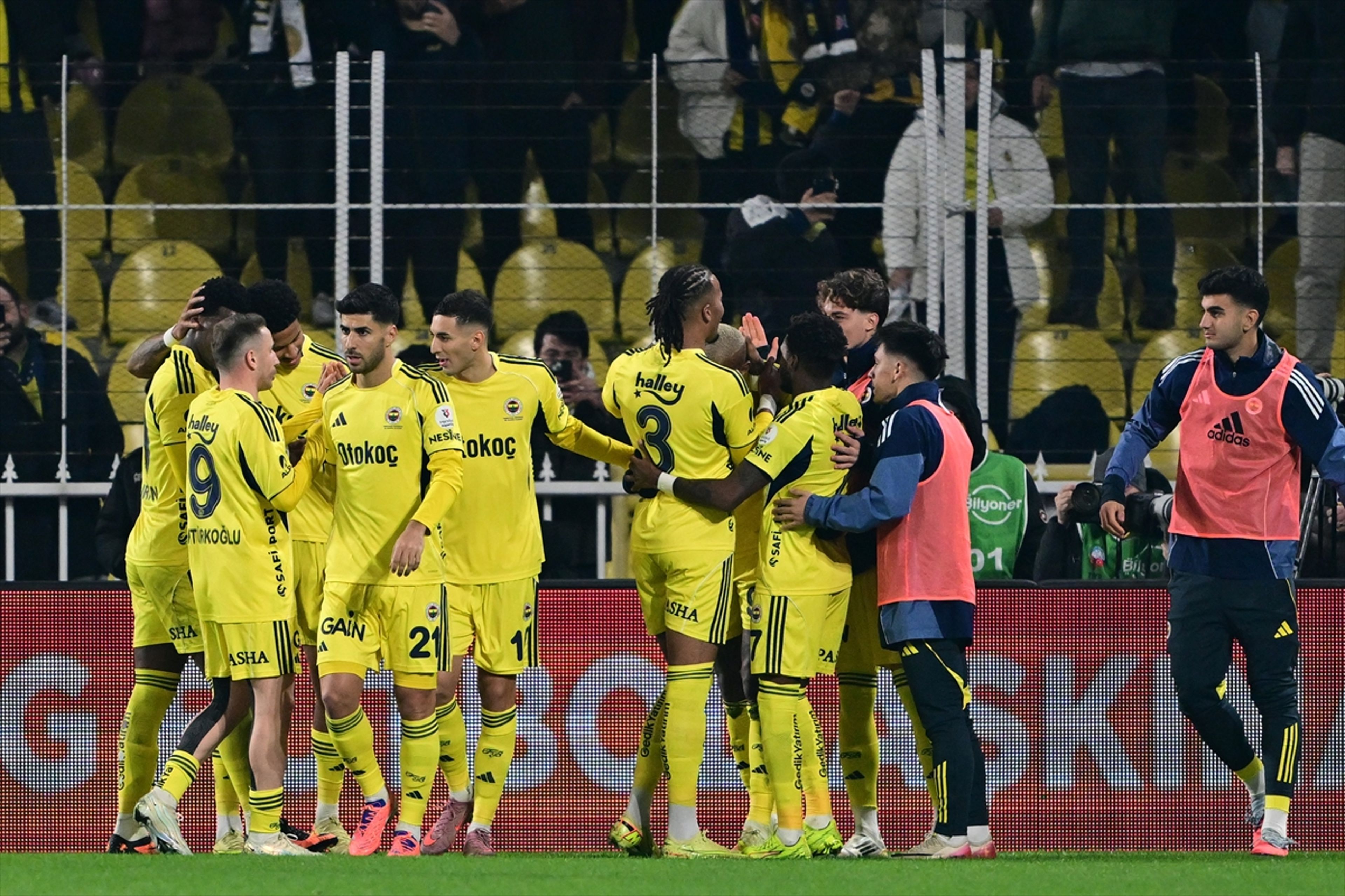 Fenerbahçe farklı kazandı