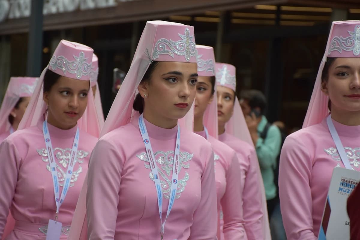 Dünya Trabzon’da horona durdu: 4. Uluslararası Horon ve Müzik Festivali başladı