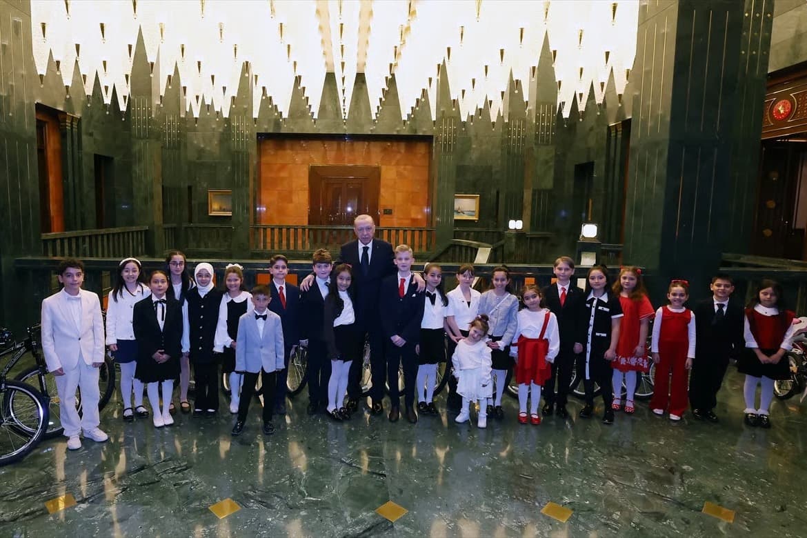 Cumhurbaşkanı Erdoğan 23 Nisan dolayısıyla çocukları makamında ağırladı