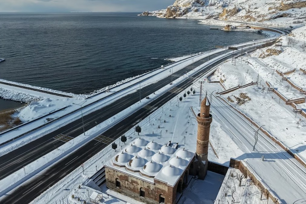 Bitlis'te kar yağışı etkili oldu