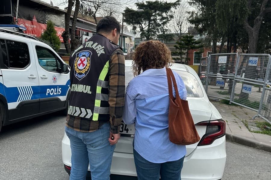 Aracıyla kaldırıma çıkıp yol istedi