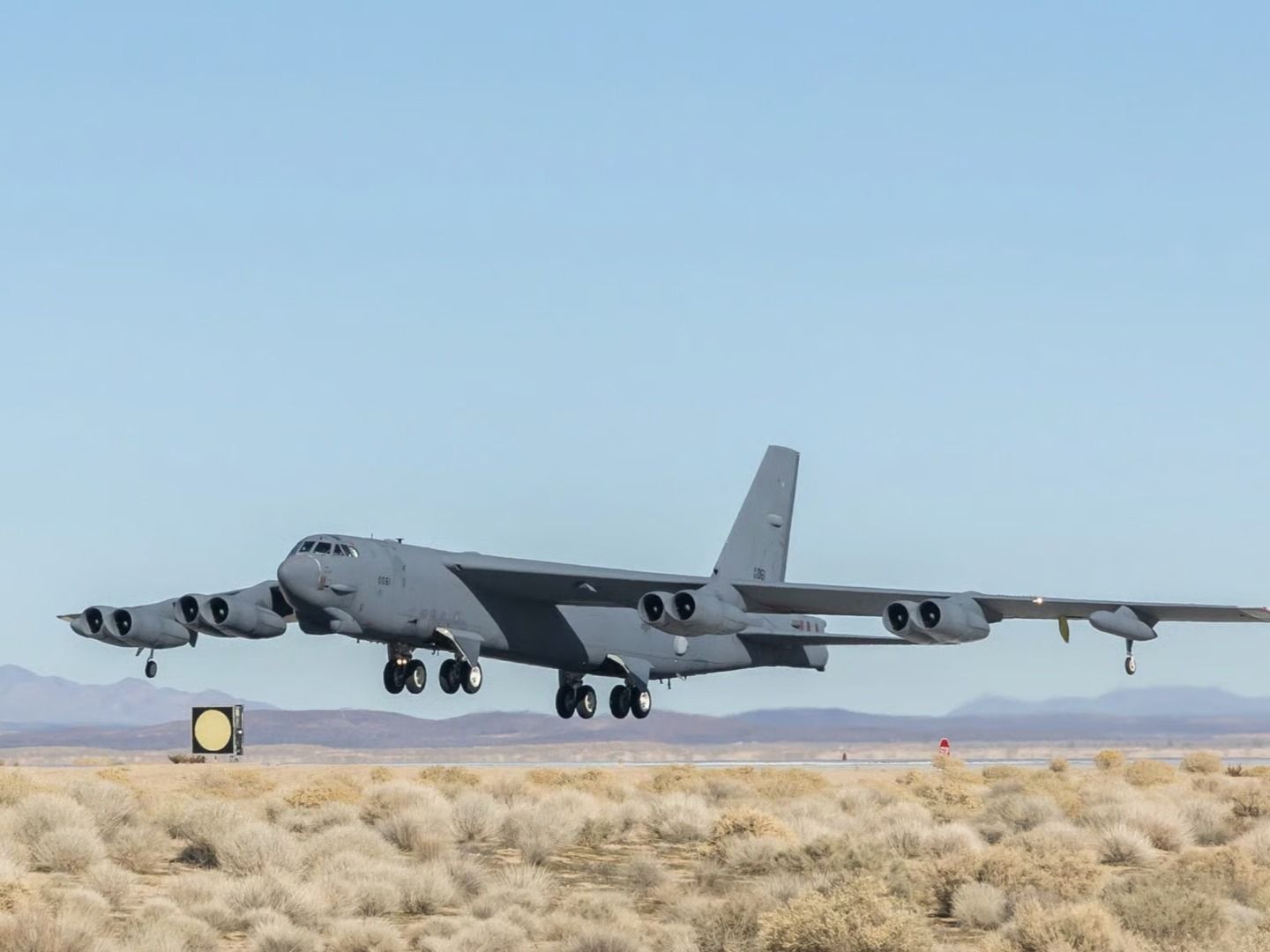 ABD'nin stratejik bombardıman uçağı B-52H, AESA radar test uçuşunda düştü