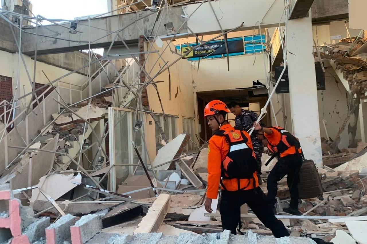 Endonezya'yı 7,7 büyüklüğünde deprem vurdu