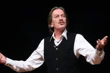 Türk tiyatrosunun üretken kavuklusu Ferhan Şensoy