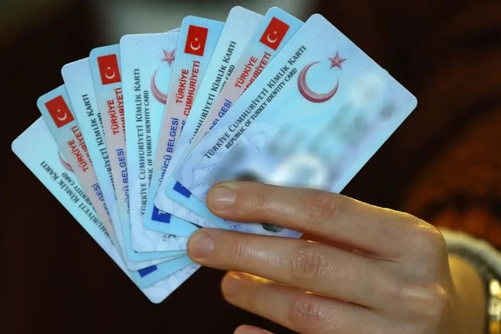 Kimliklerde büyük yenilik! İlk kamu çalışanları geçiş yapacak

