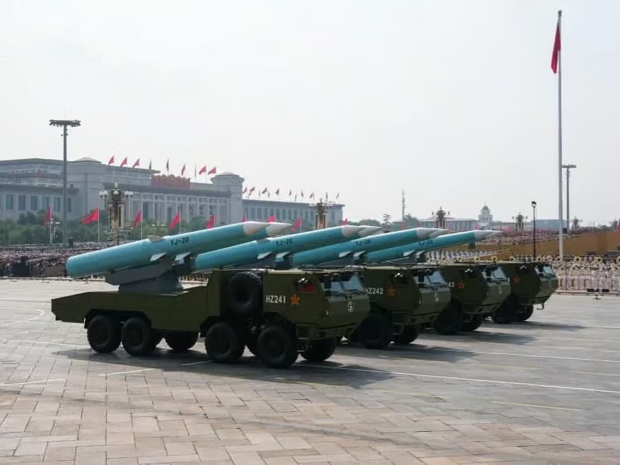Çin YJ-20’yi savaş gemisinden test etti