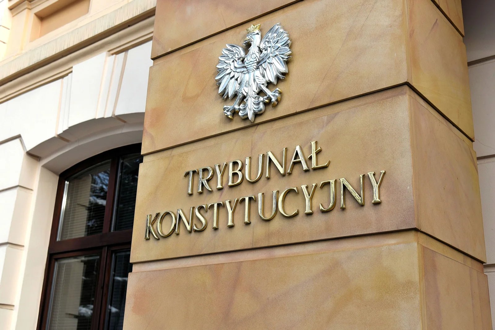 Nawrocki Returns as Police Enter Tribunal Grounds