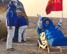 Çin, uzayda mahsur kalan ekibe araç gönderdi