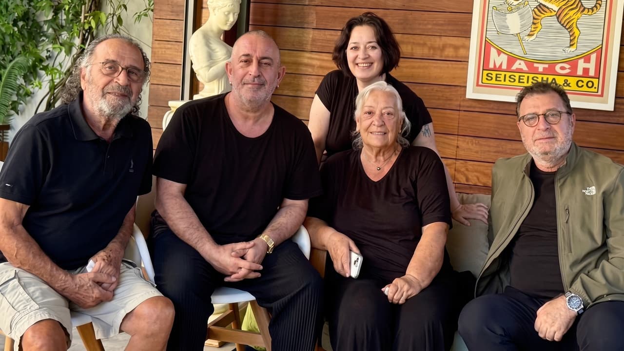 Cem Yılmaz'dan taburcu sonrası ailesiyle ilk fotoğraf
