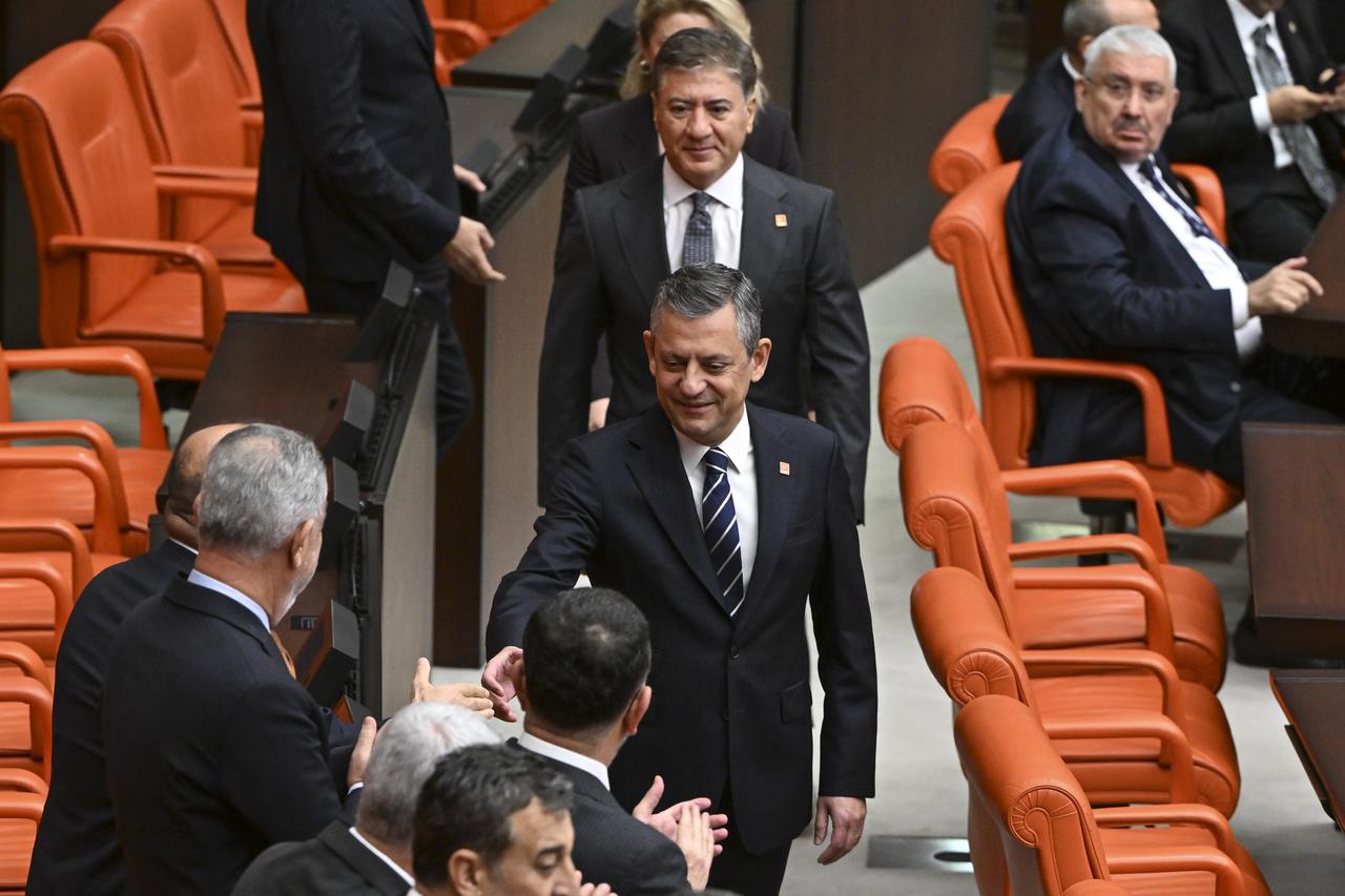 Meclis'te alışılmadık sıcak anlar: Liderler tokalaştı