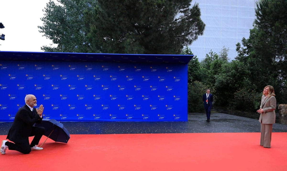 Arnavutluk Başbakanı Edi Rama'nın İtalya Başbakanı Giorgia Meloni’yi diz çökerek karşıladığı anlar - The Guardian