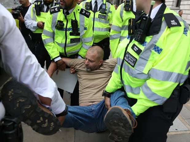 Londra'da Palestine Action'a destek eyleminde 890 gözaltı