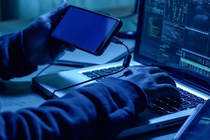 Sahte baz istasyonuyla dolandırıcılık yapan çete çökertildi