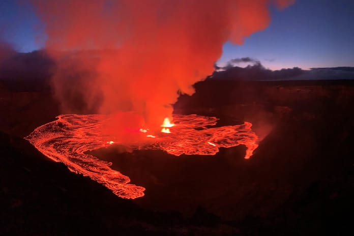 Hawaii'deki Kilauea Yanardağı lav püskürttü