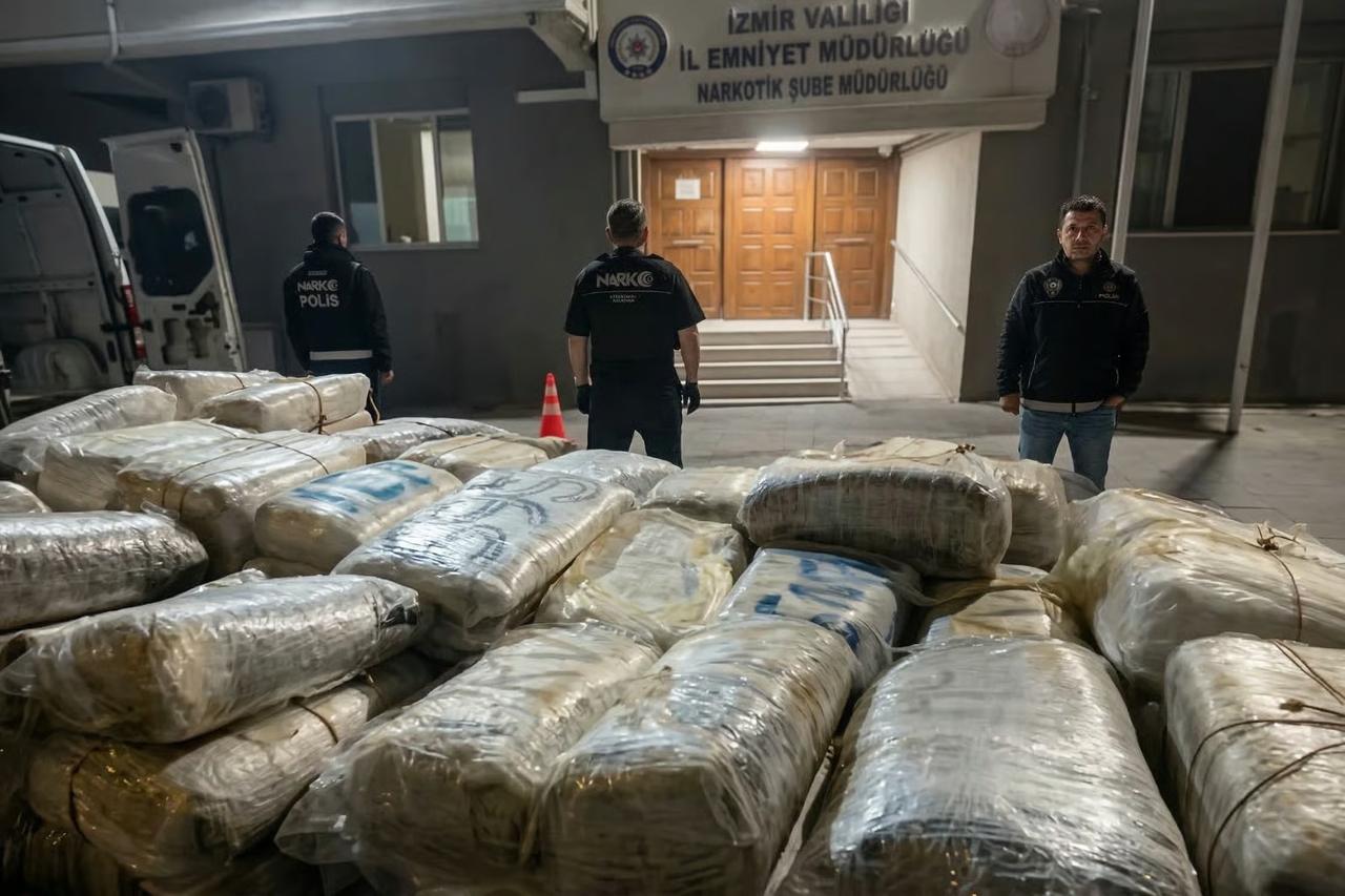 İzmir'de şüpheli araçtan 'zehir' fışkırdı! Tona yakın madde çıkarıldı 