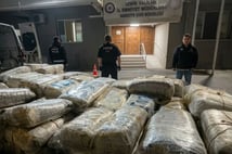 İzmir'de şüpheli araçtan 'zehir' fışkırdı! Tona yakın madde çıkarıldı 