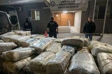 İzmir'de şüpheli araçtan 'zehir' fışkırdı! Tona yakın madde çıkarıldı 