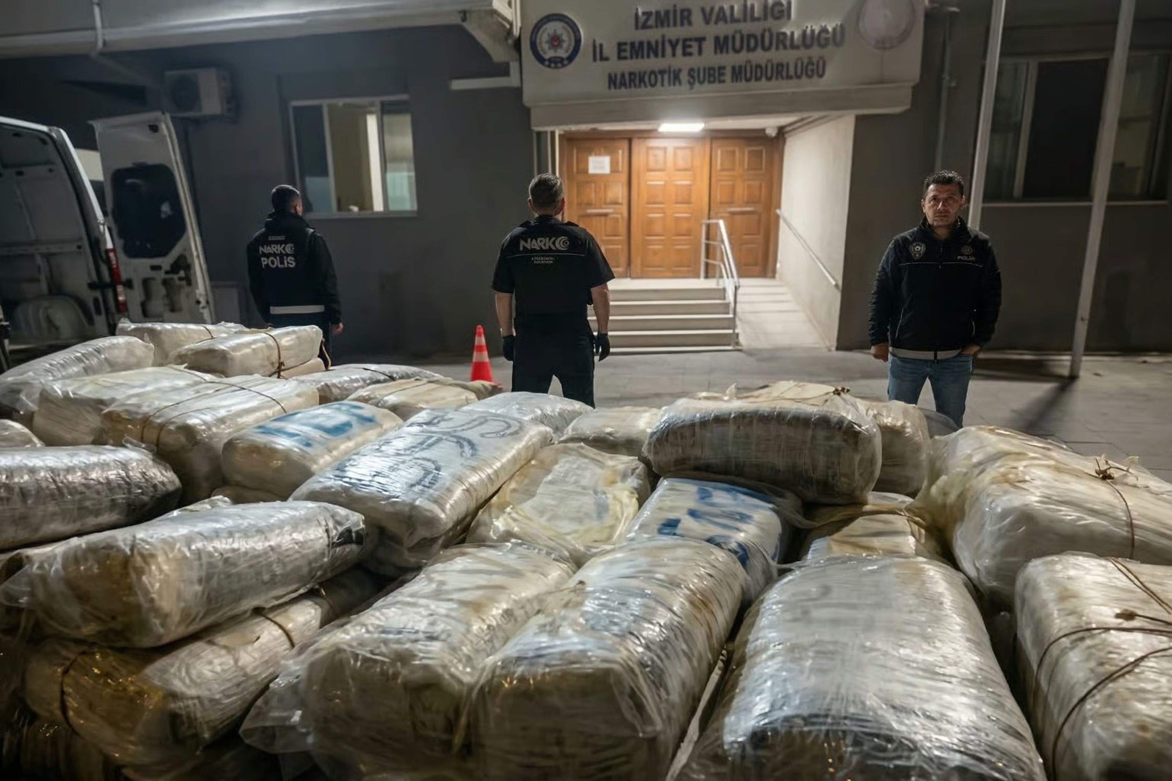 İzmir'de şüpheli araçtan 'zehir' fışkırdı! Tona yakın madde çıkarıldı 