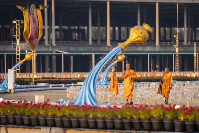 Dhammakaya Tapınağı'nın görkemli ışıklandırması