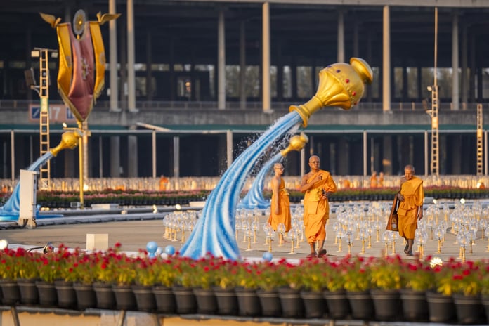 Dhammakaya Tapınağı'nın görkemli ışıklandırması