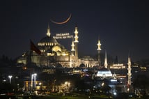 Ramazan hilali Süleymaniye Camii ile aynı karede